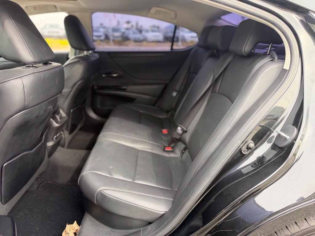 Used 2022 Lexus ES 300h w/ Premium Package FWD image 4