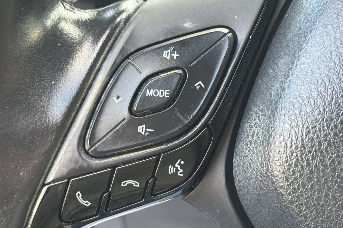 Used 2019 Toyota C-HR Limited FWD image 32