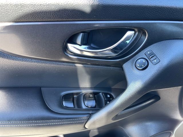 Used 2018 Nissan Rogue S image 24