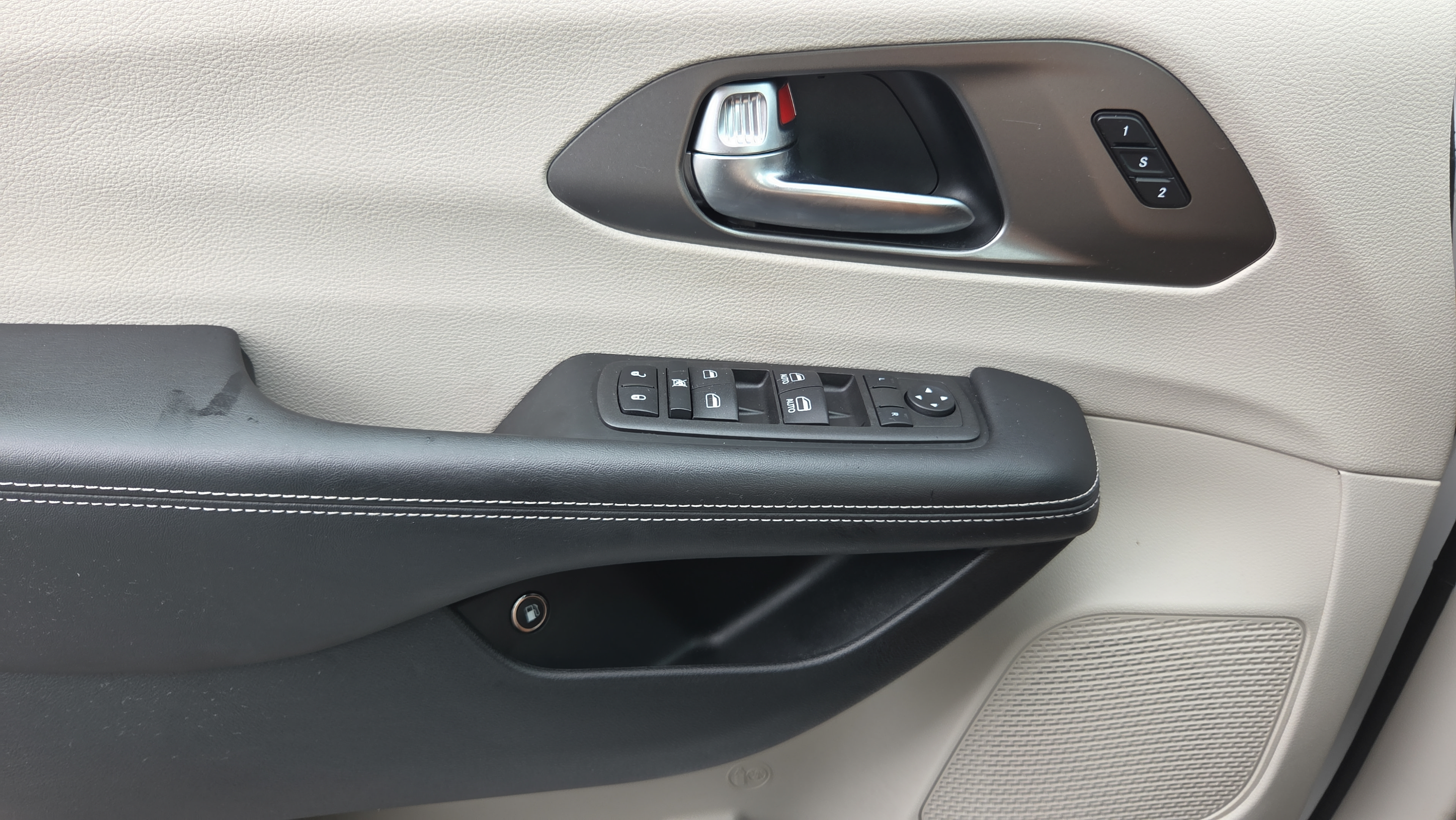 Used 2022 Chrysler Pacifica Touring-L FWD image 18