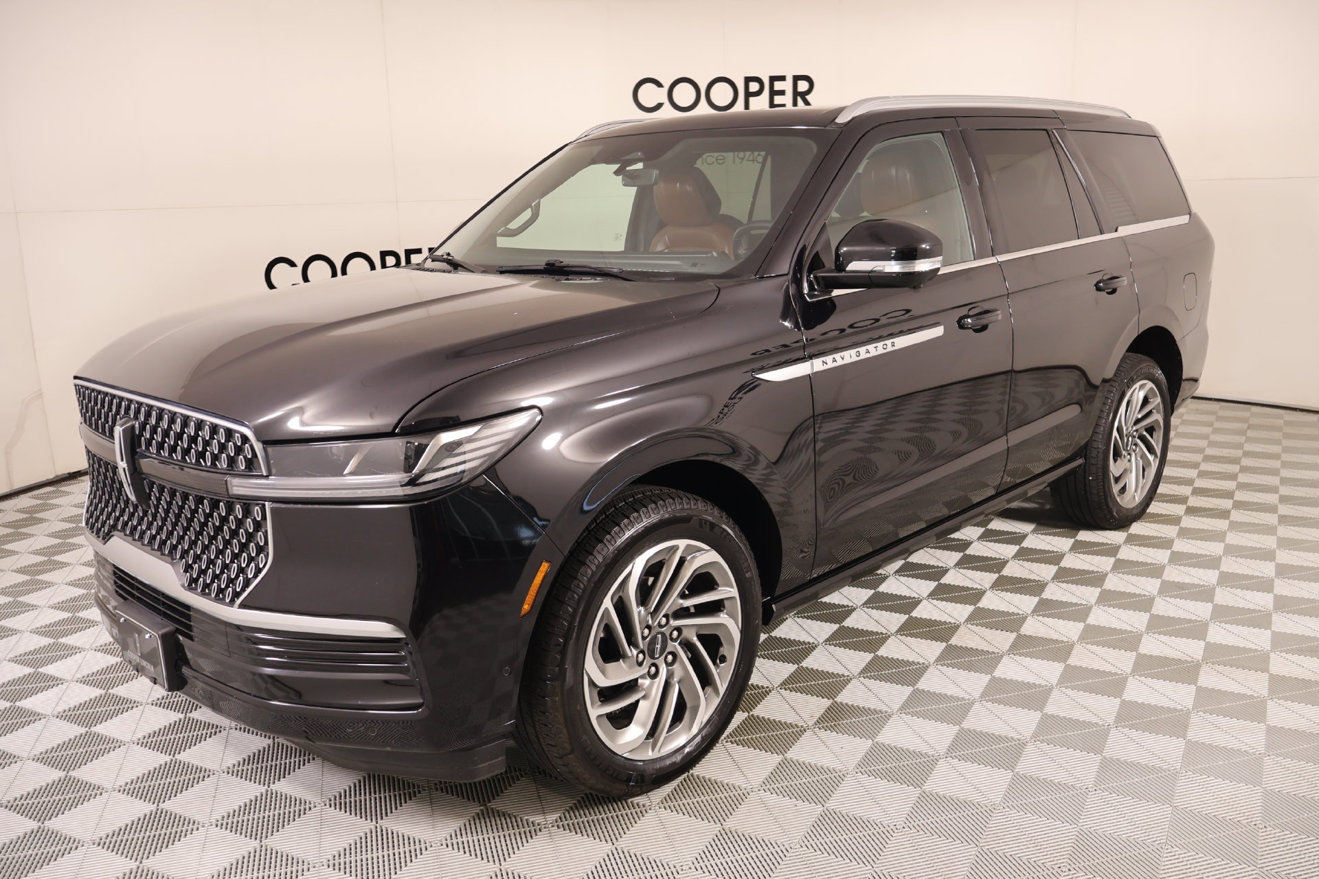 Certified 2025 Lincoln Navigator Reserve AWD/4WD image 10