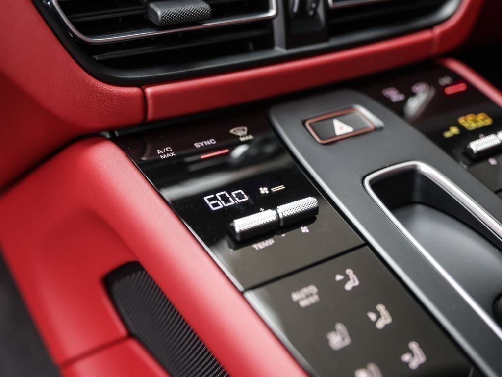 Certified 2025 Porsche Macan AWD/4WD image 24