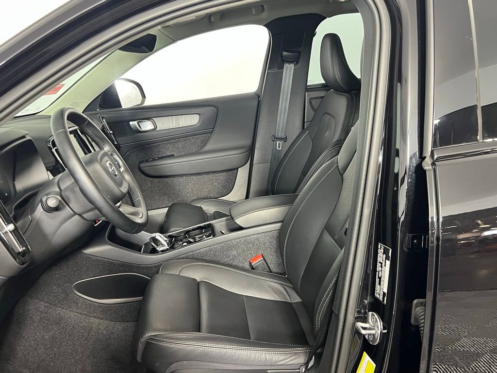Used 2025 Volvo XC40 B5 Plus image 22