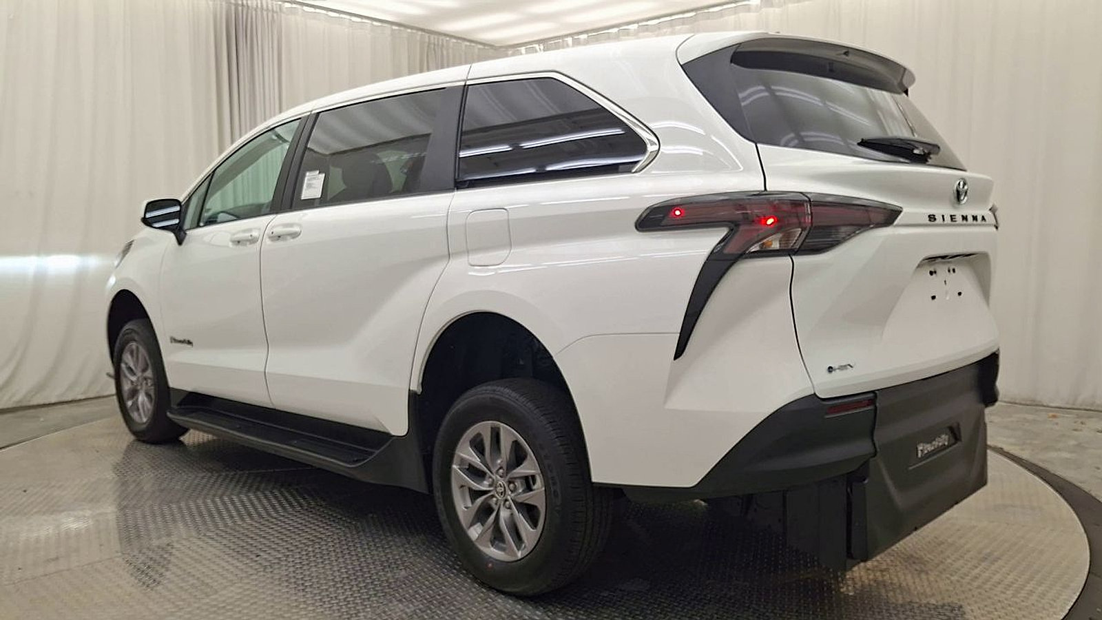 Used 2026 Toyota Sienna LE FWD image 12