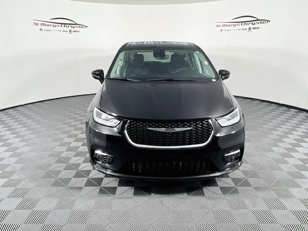 Used 2024 Chrysler Pacifica Touring-L FWD image 3