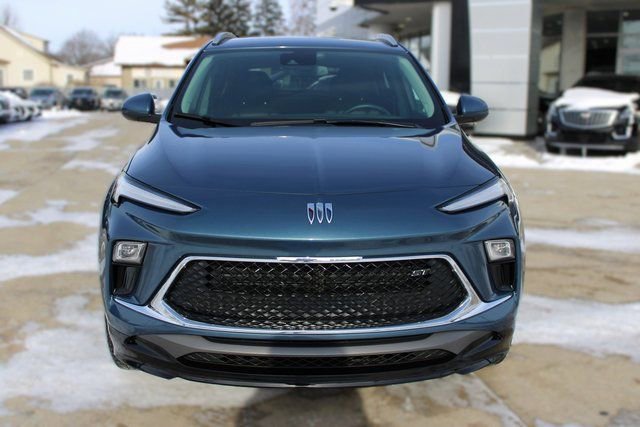 Used 2024 Buick Encore GX Sport Touring image 2