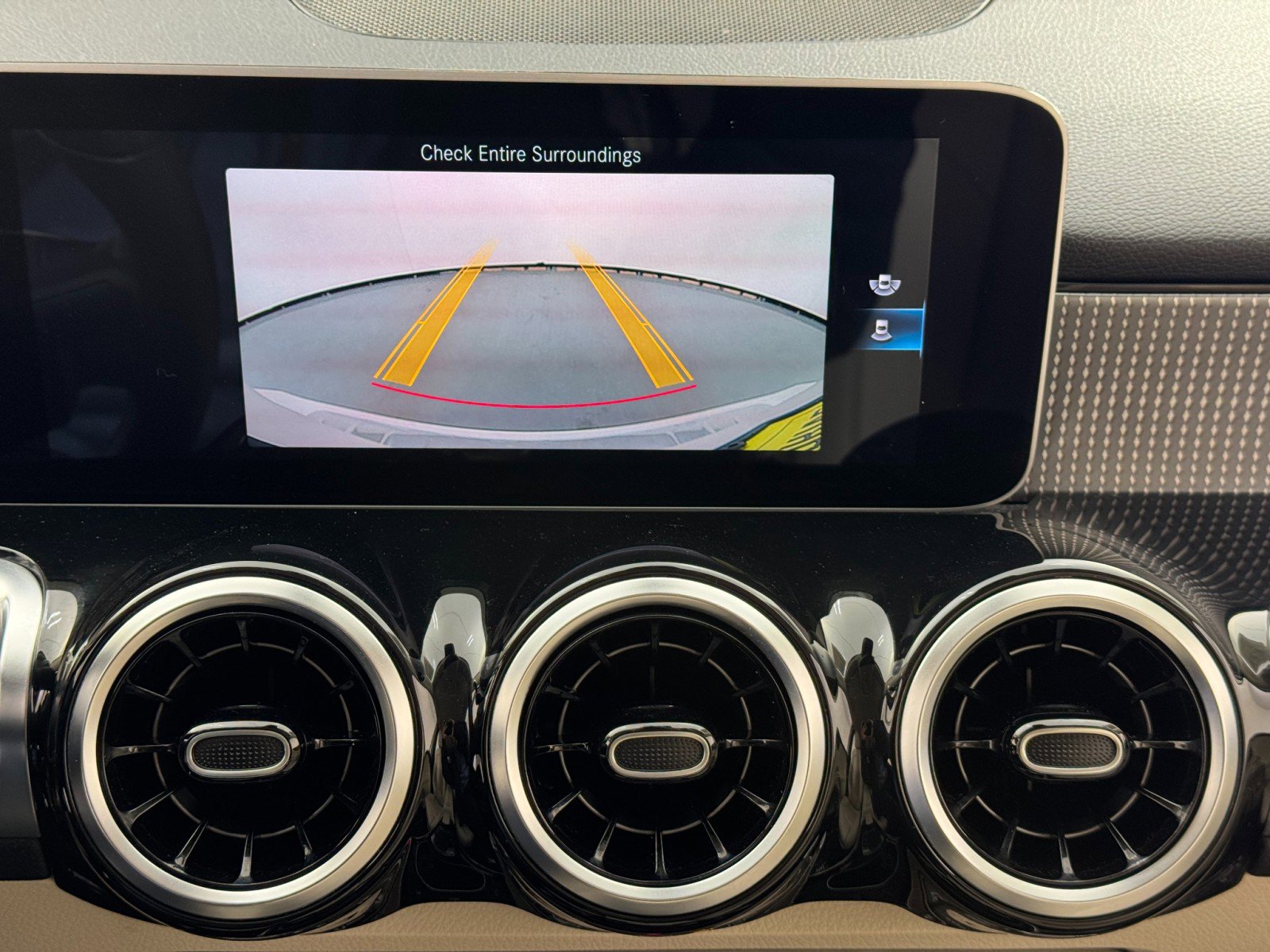 Used 2020 Mercedes-Benz GLB 250 4MATIC w/ Premium Package image 28