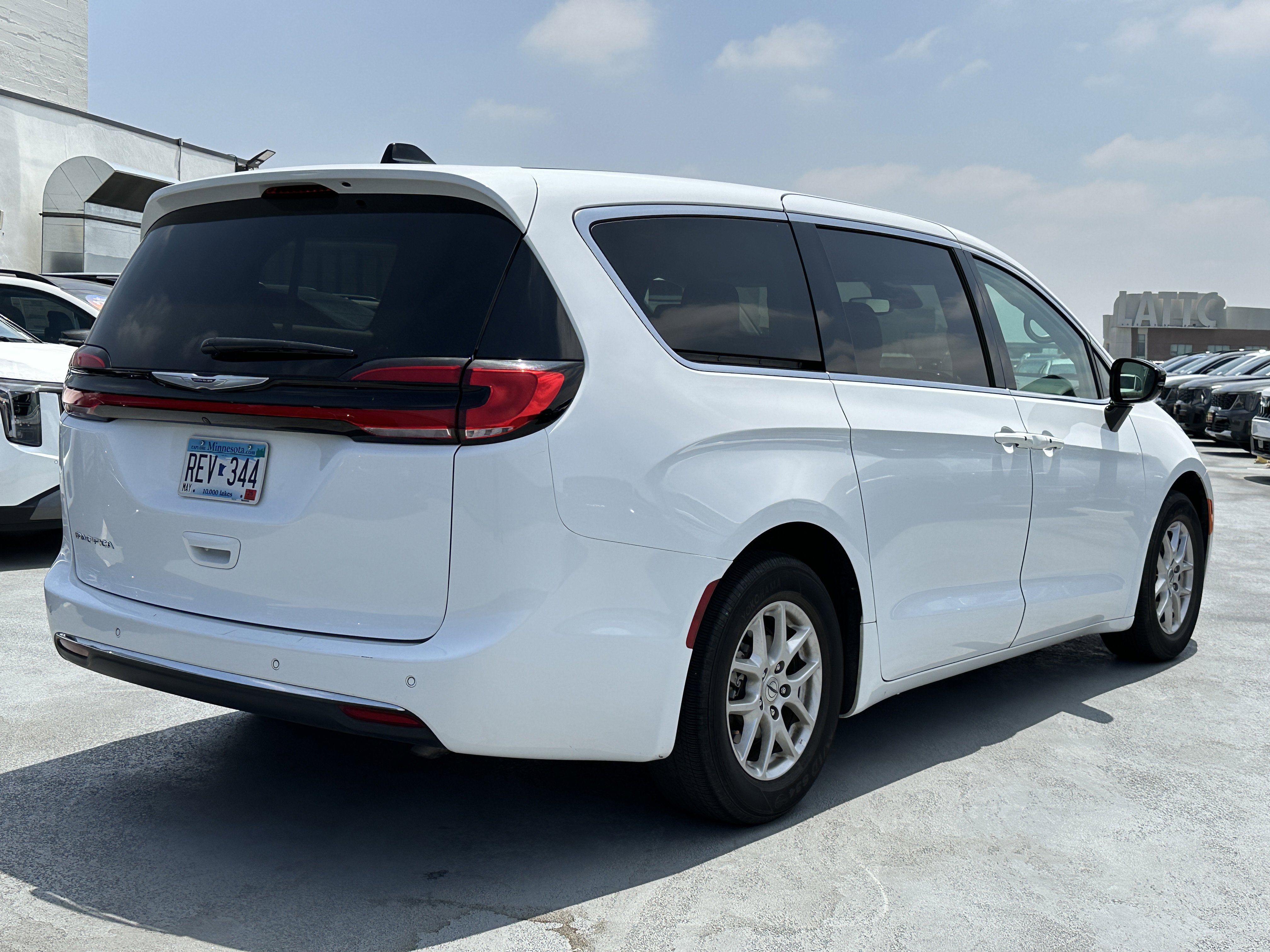 Used 2024 Chrysler Pacifica Touring-L FWD image 7