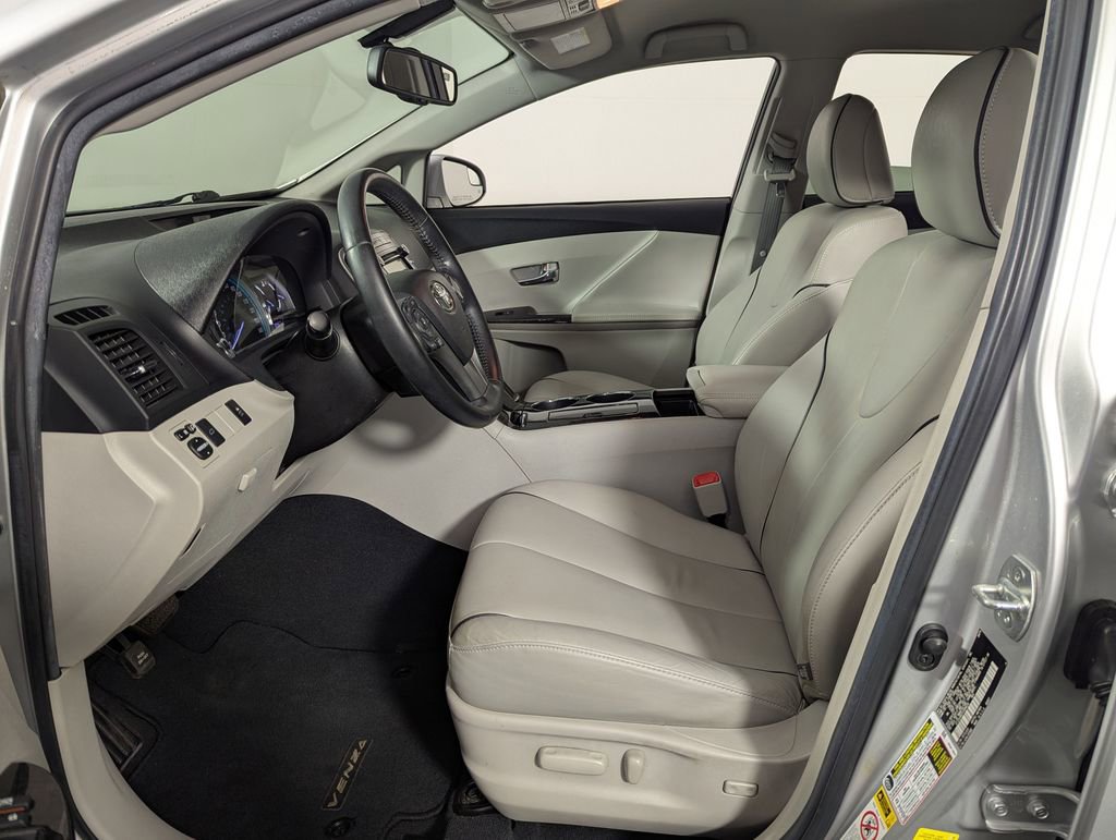 Used 2014 Toyota Venza XLE FWD image 4