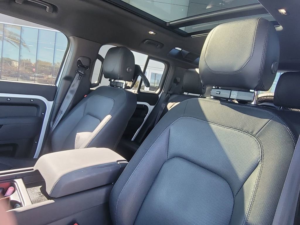 Used 2023 Land Rover Defender 110 X-Dynamic SE image 25