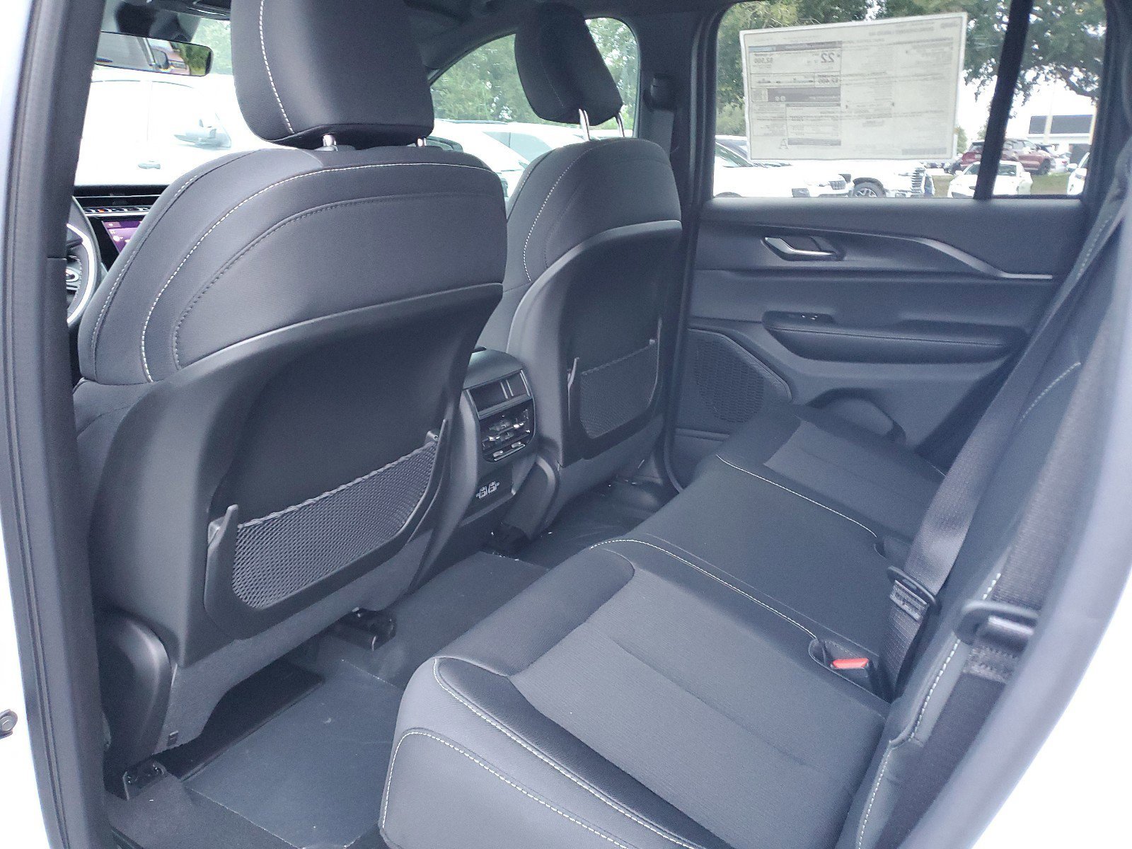 New 2025 Jeep Grand Cherokee Laredo image 9