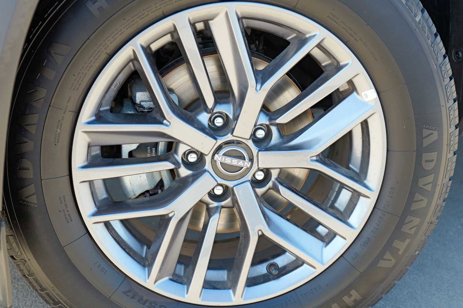 Used 2023 Nissan Rogue S image 2