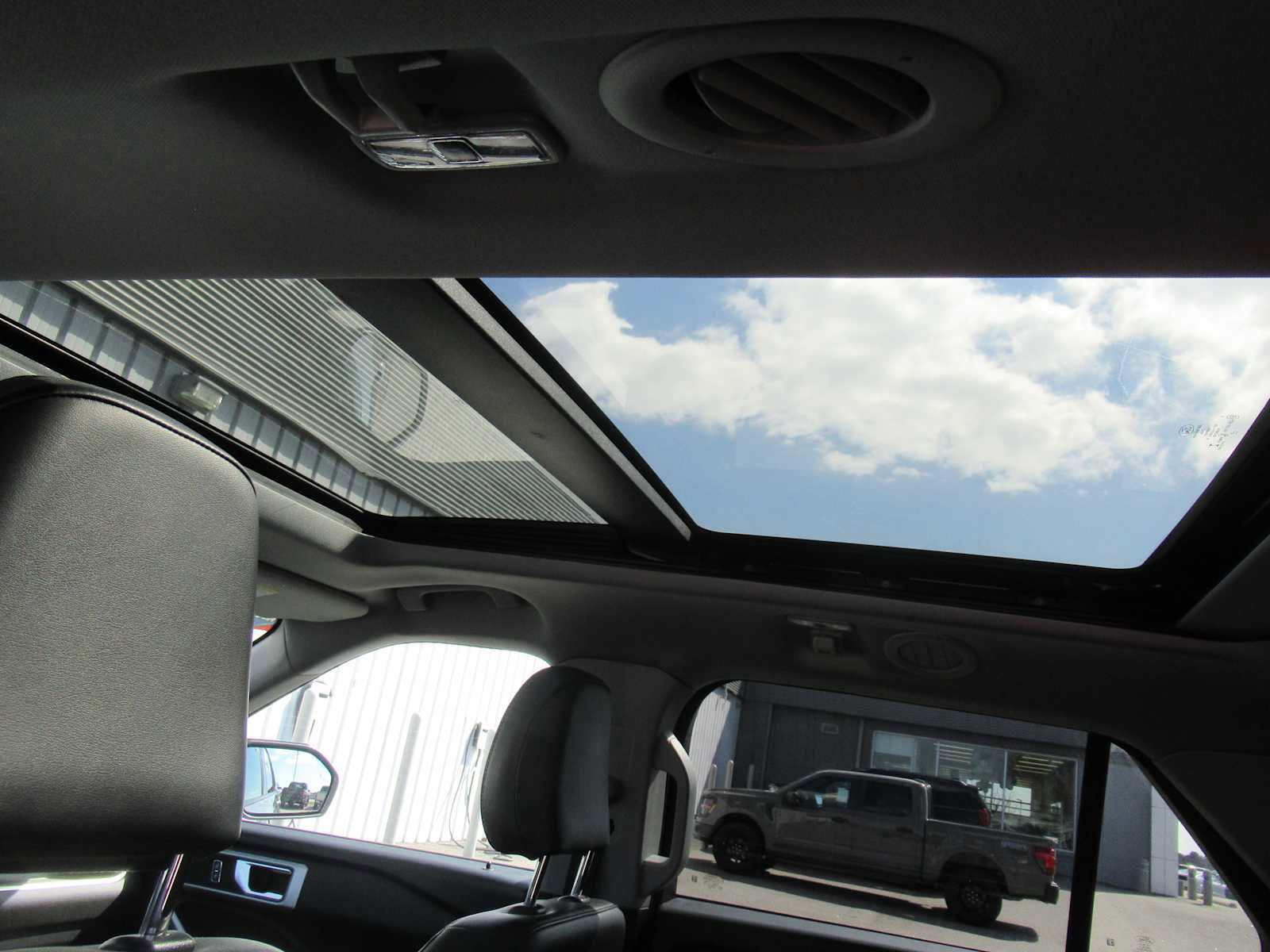 Used 2022 Ford Explorer XLT w/ Equipment Group 202A image 18