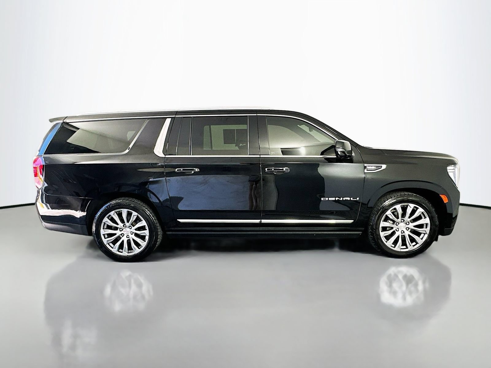 Used 2021 GMC Yukon XL Denali w/ Denali Ultimate Package AWD/4WD image 8