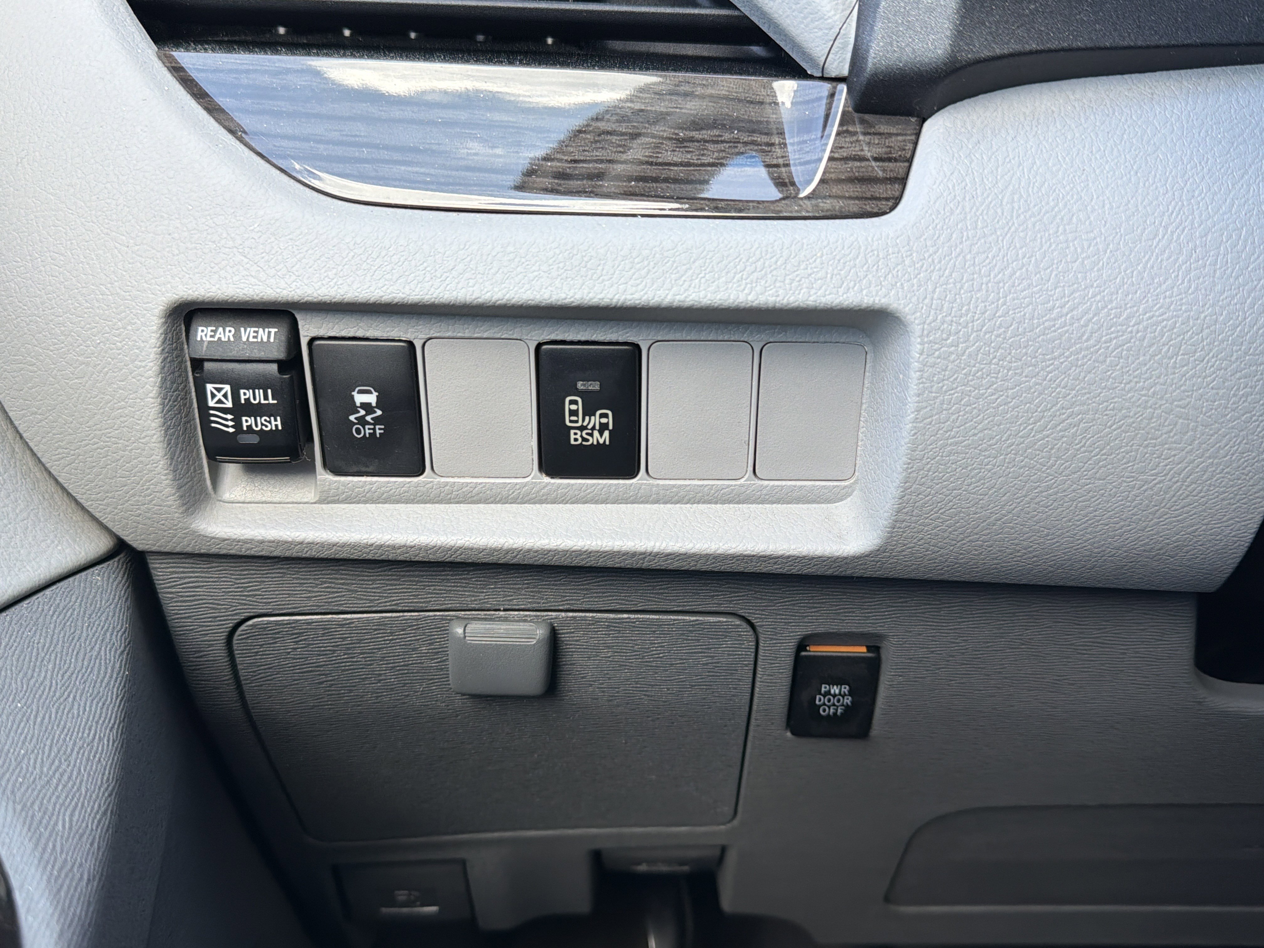 Used 2017 Toyota Sienna XLE image 12