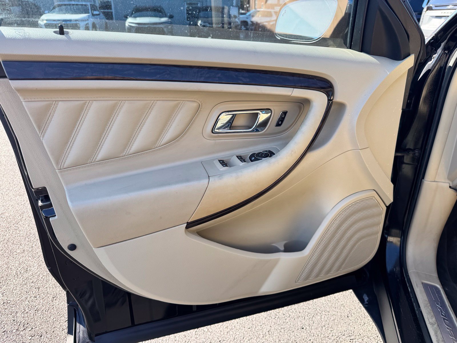 Used 2017 Ford Taurus Limited FWD image 11