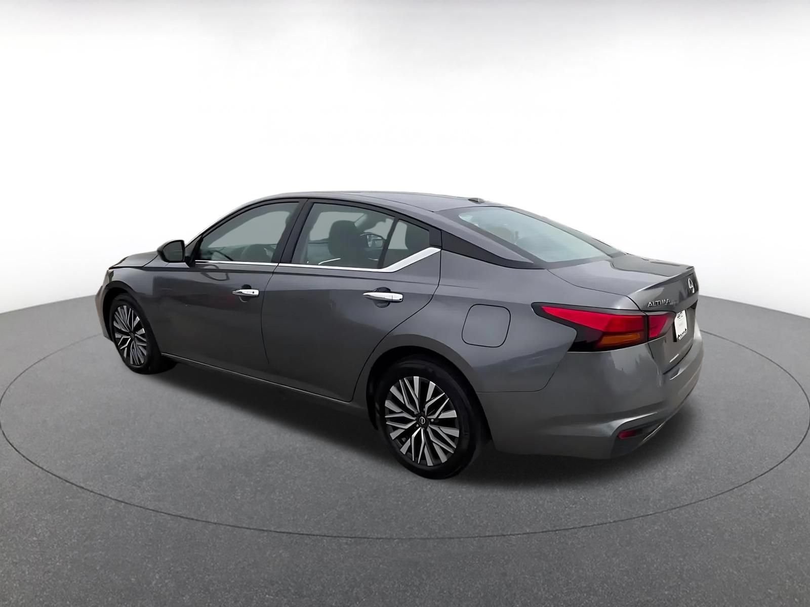 Used 2025 Nissan Altima 2.5 SV FWD image 9