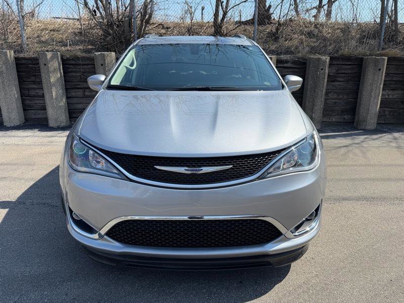 Used 2020 Chrysler Pacifica Touring-L FWD image 2