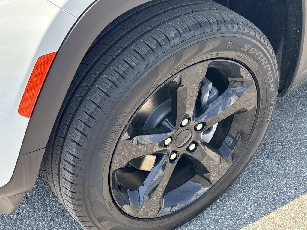 New 2026 Jeep Grand Cherokee Limited RWD image 9