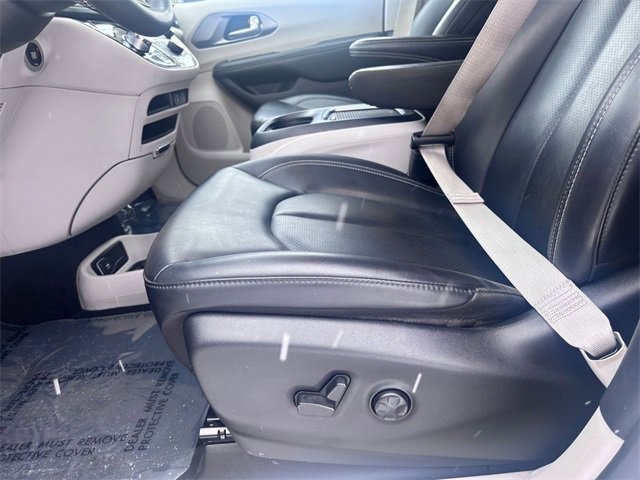Used 2023 Chrysler Pacifica Touring-L image 11