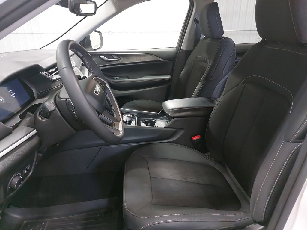 Used 2023 Jeep Grand Cherokee Laredo image 14