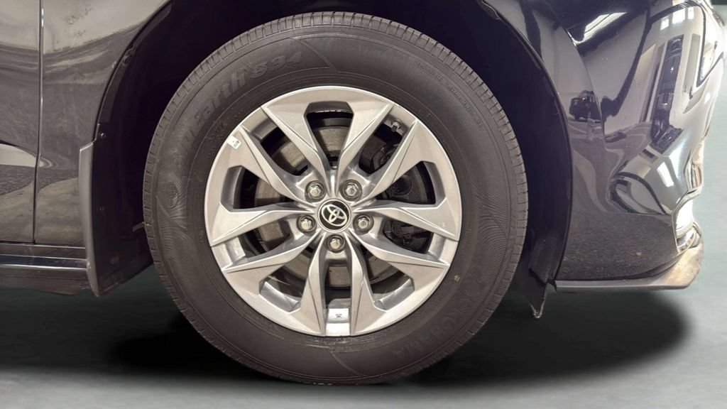 Used 2024 Toyota Sienna LE AWD/4WD image 42