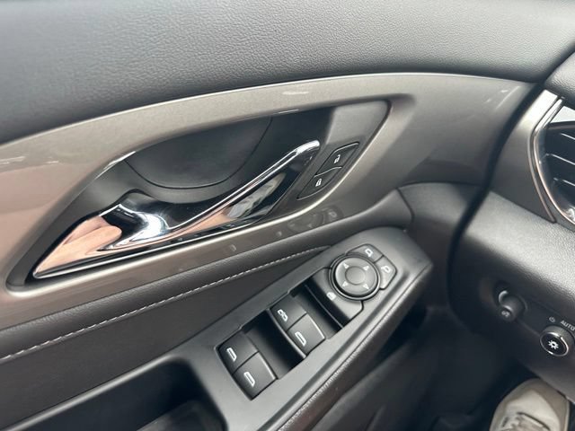 Used 2023 Chevrolet Traverse LT FWD image 18