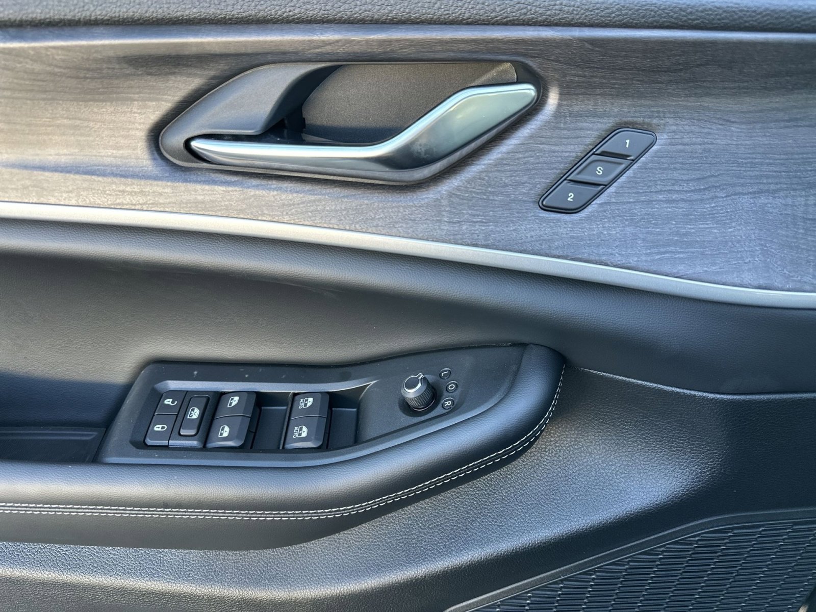 New 2025 Jeep Grand Cherokee Limited w/ Luxury Tech Group II image 15