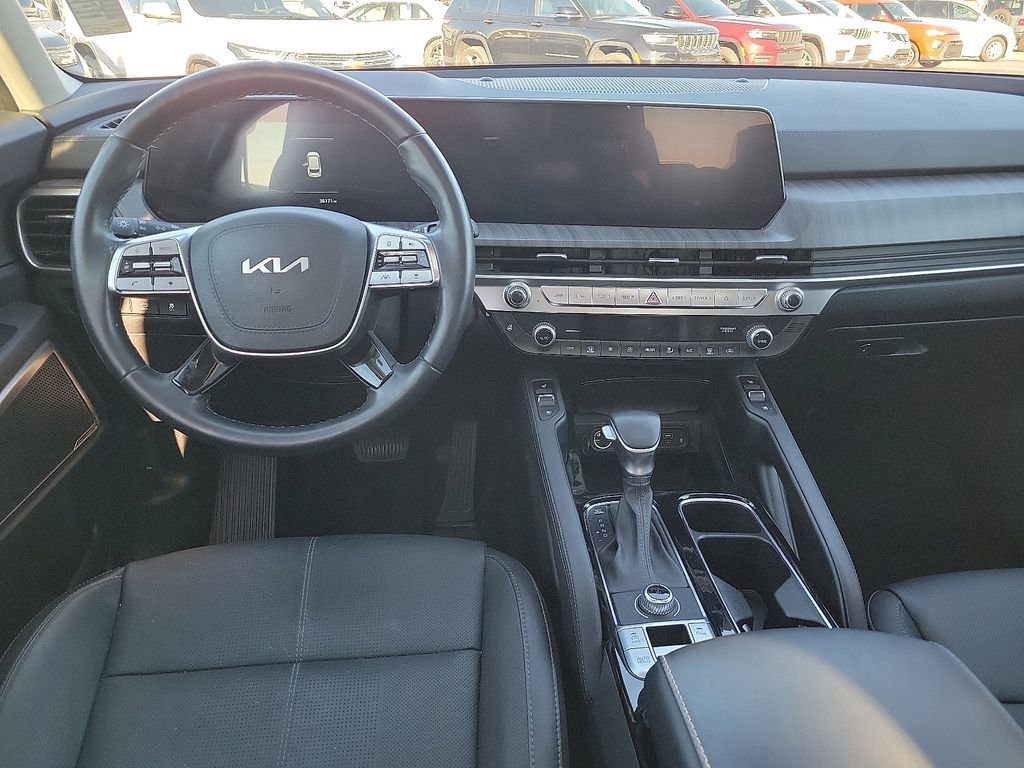 Used 2024 Kia Telluride EX w/ EX Captain's Chair Package image 11