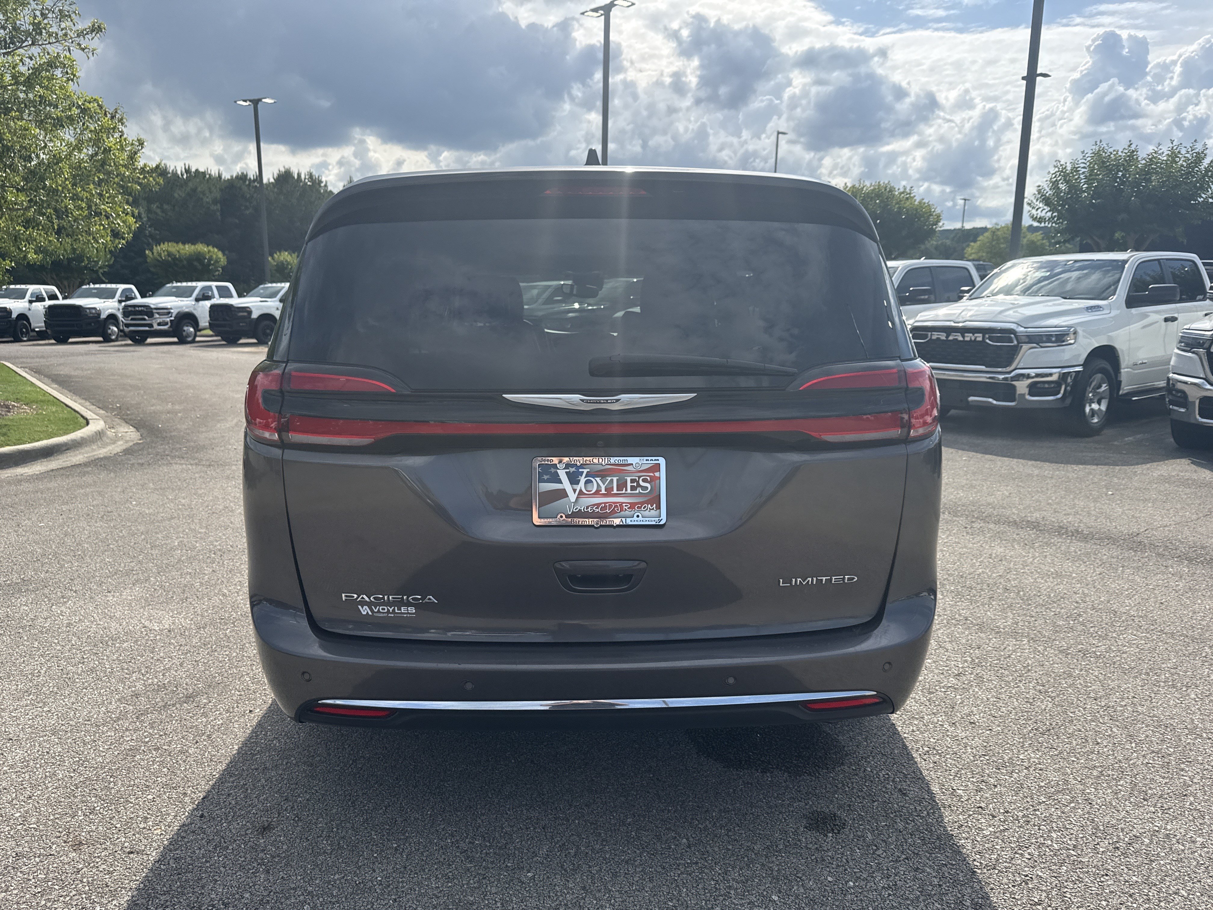 Used 2023 Chrysler Pacifica Limited FWD image 6