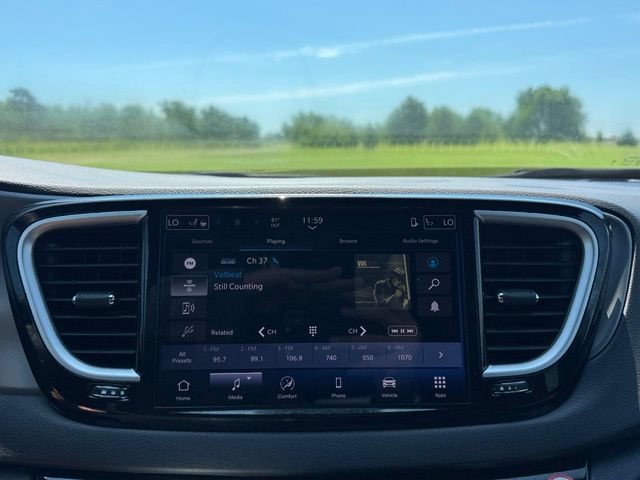 Used 2025 Chrysler Pacifica Select FWD image 16