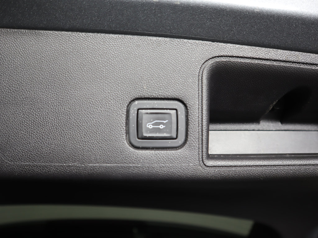 Used 2024 GMC Terrain SLT AWD/4WD image 19