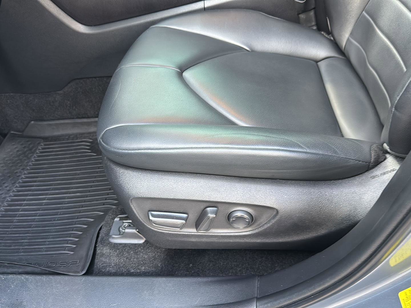 Used 2023 Toyota Highlander XLE FWD image 28