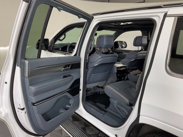 Used 2023 Jeep Grand Wagoneer Series II AWD/4WD image 28