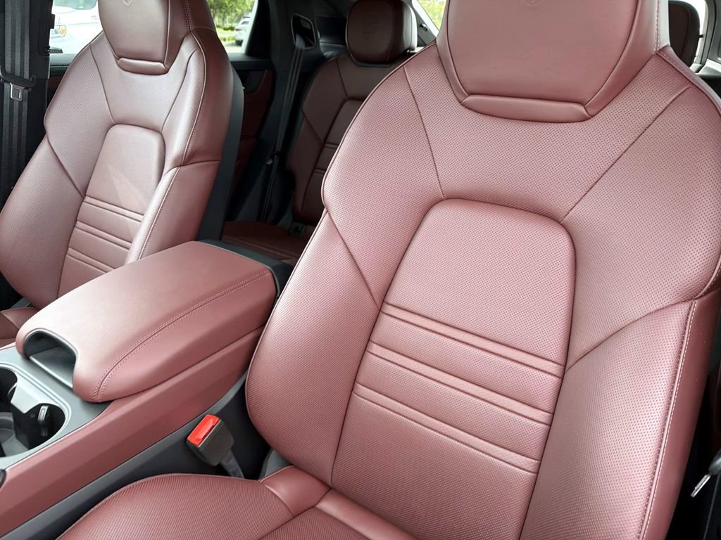 Used 2025 Porsche Cayenne GTS AWD/4WD image 19