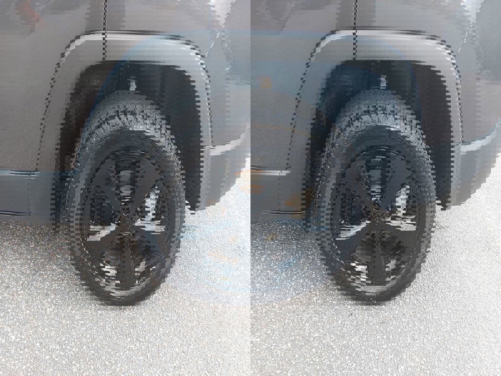 Used 2020 Jeep Cherokee Latitude Plus image 32