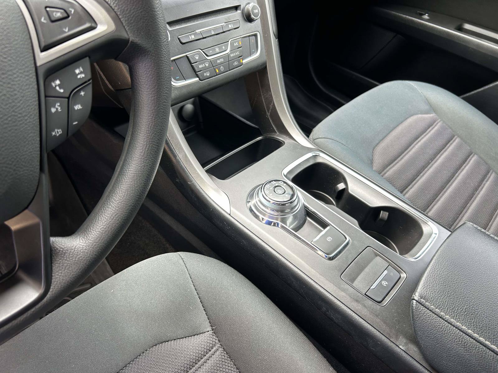 Used 2018 Ford Fusion SE w/ Fusion SE Technology Package FWD image 15