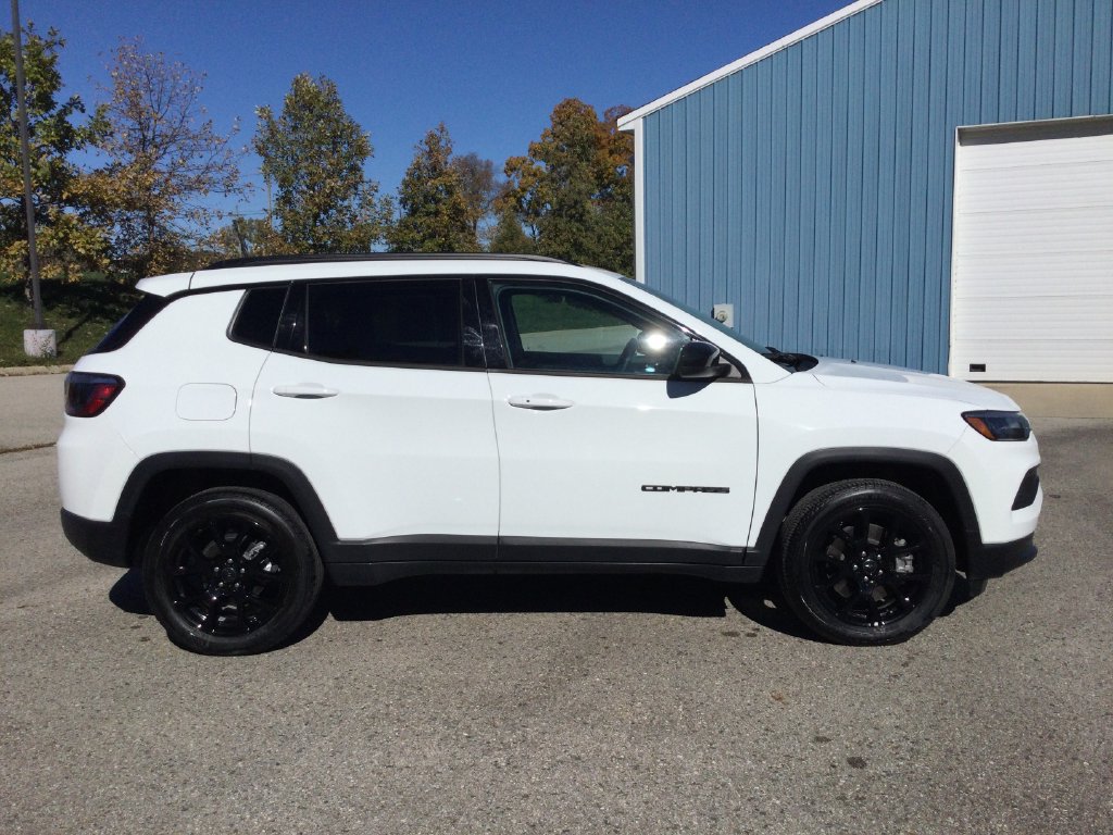Used 2025 Jeep Compass Latitude w/ Convenience Group AWD/4WD image 8