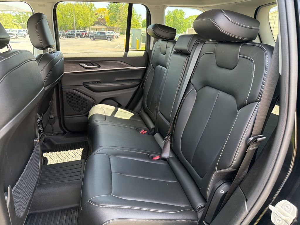 Used 2023 Jeep Grand Cherokee Limited AWD/4WD image 12