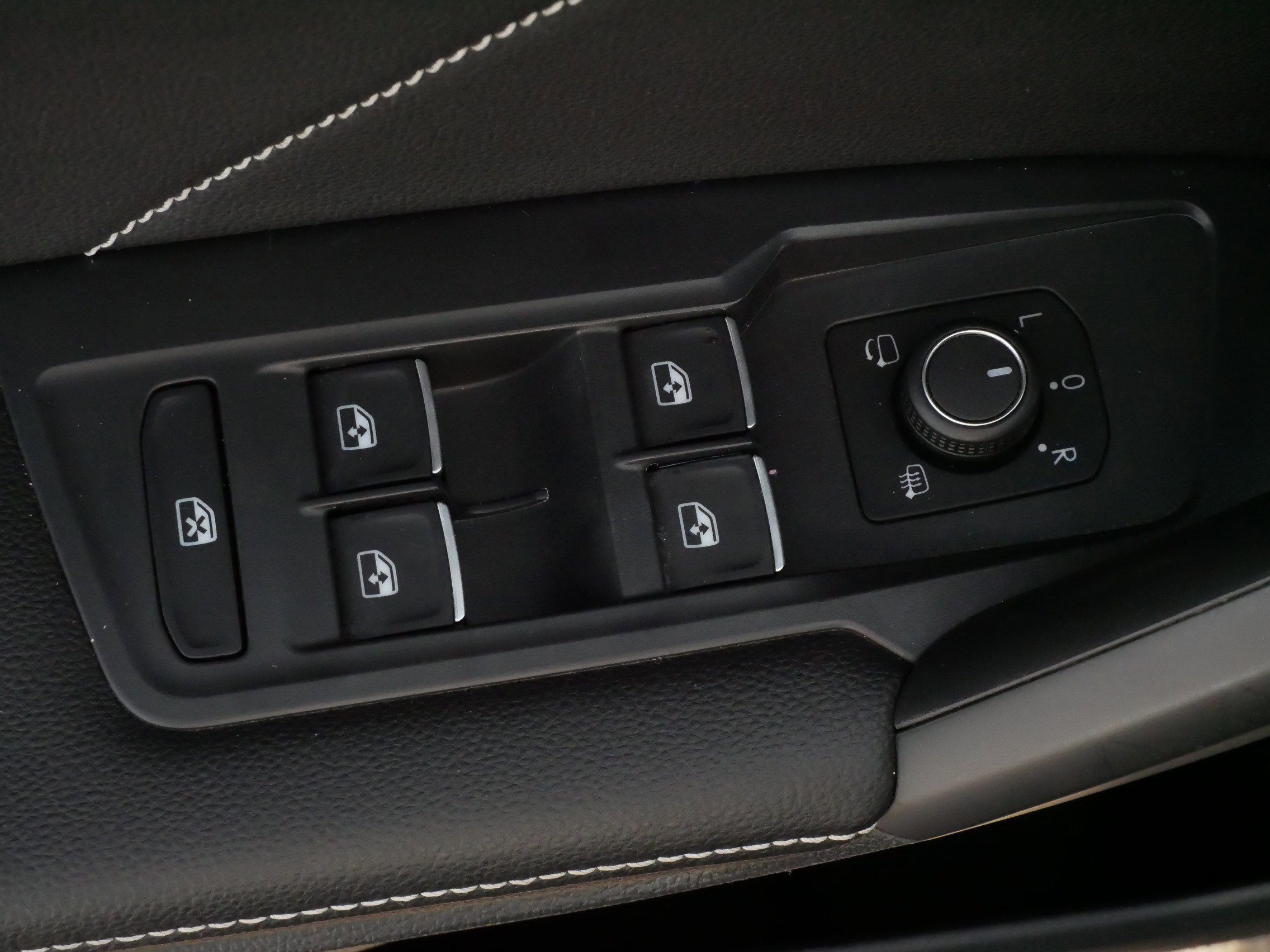 Used 2022 Volkswagen Tiguan SEL R-Line image 19