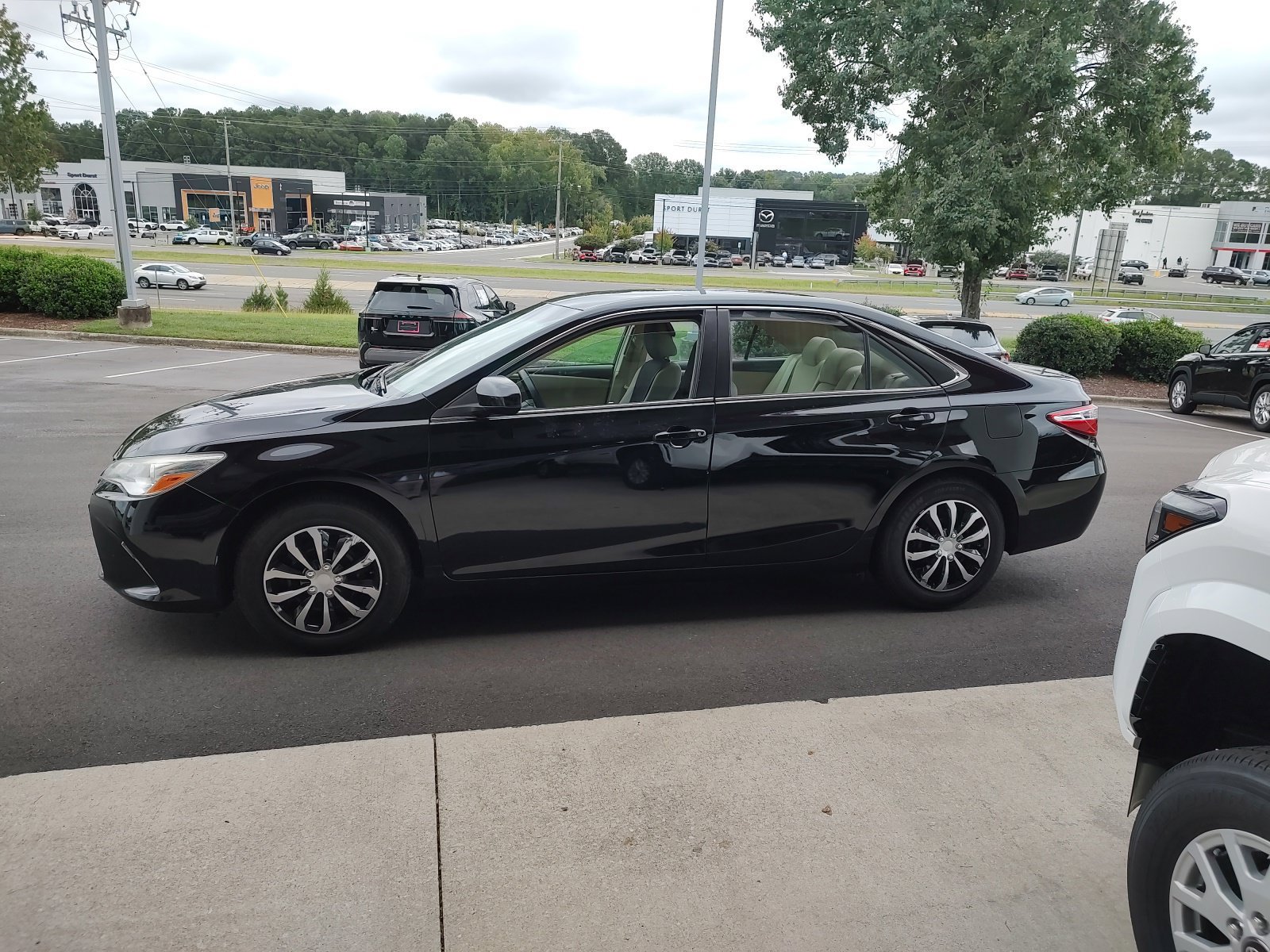 Used 2017 Toyota Camry LE FWD image 7