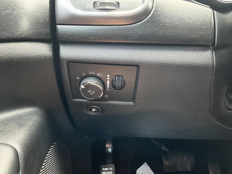 Used 2018 Jeep Grand Cherokee Laredo AWD/4WD image 17