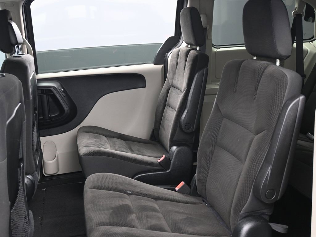 Used 2018 Dodge Grand Caravan SE w/ UConnect Hands-Free Group image 26