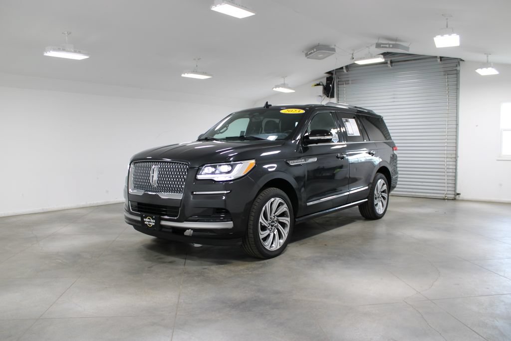 Used 2023 Lincoln Navigator Reserve AWD/4WD image 4