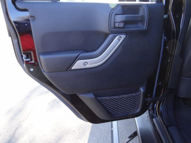 Used 2015 Jeep Wrangler Unlimited Rubicon w/ Connectivity Group AWD/4WD image 22