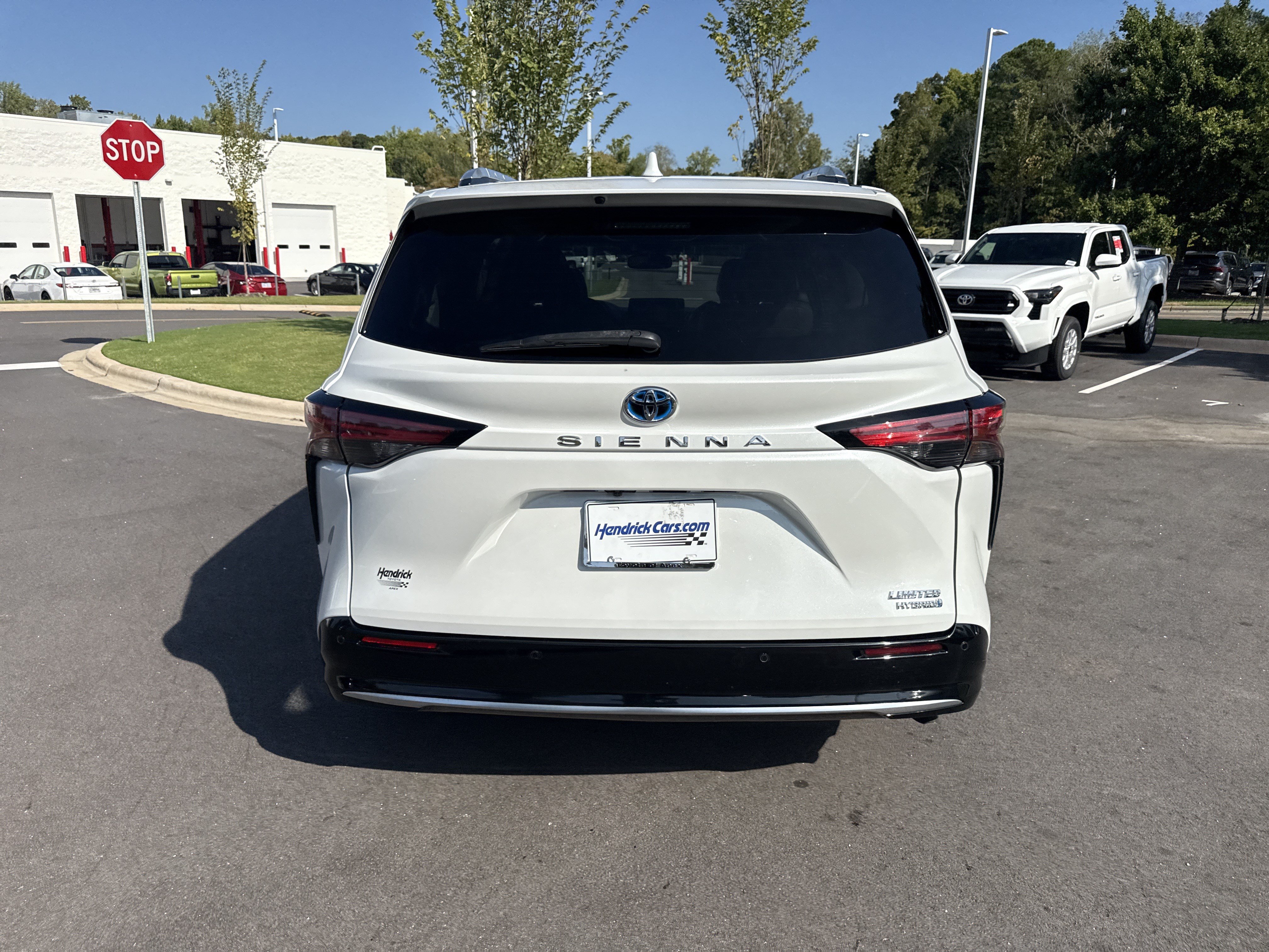 Used 2023 Toyota Sienna Limited FWD image 9
