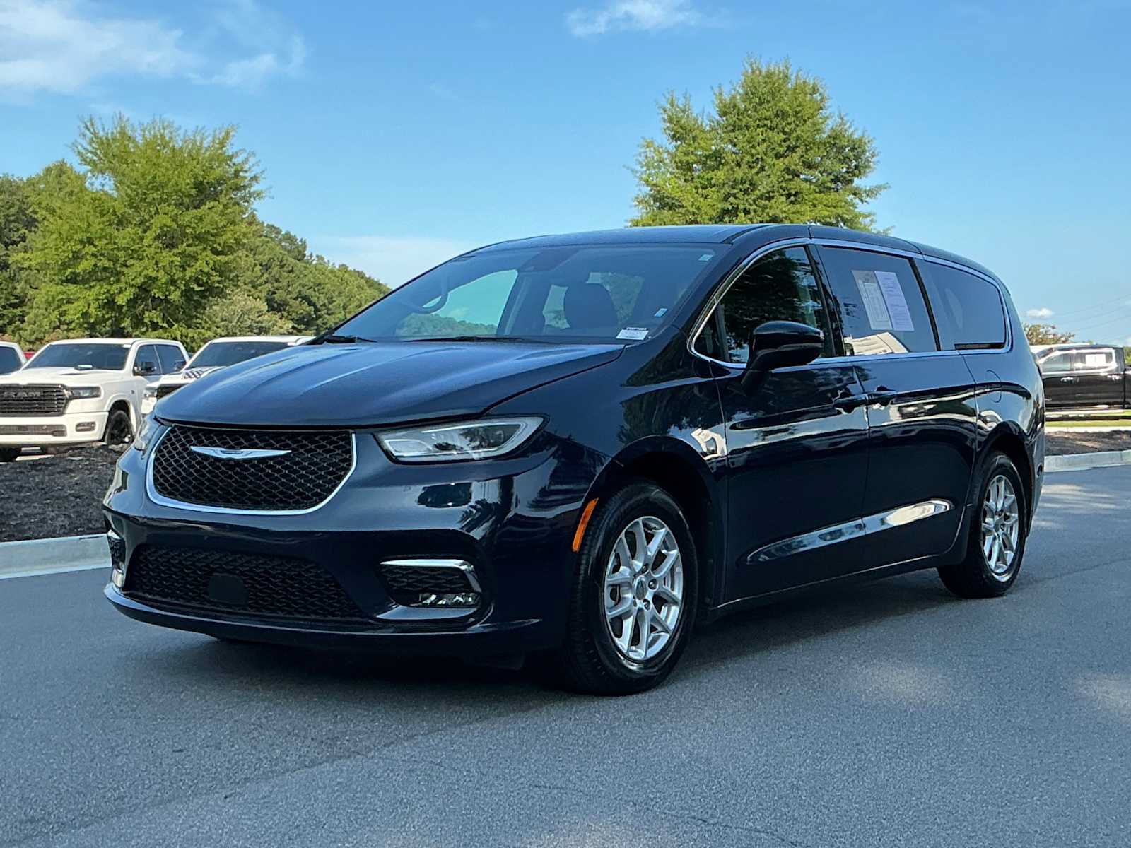 Used 2023 Chrysler Pacifica Touring-L FWD image 1