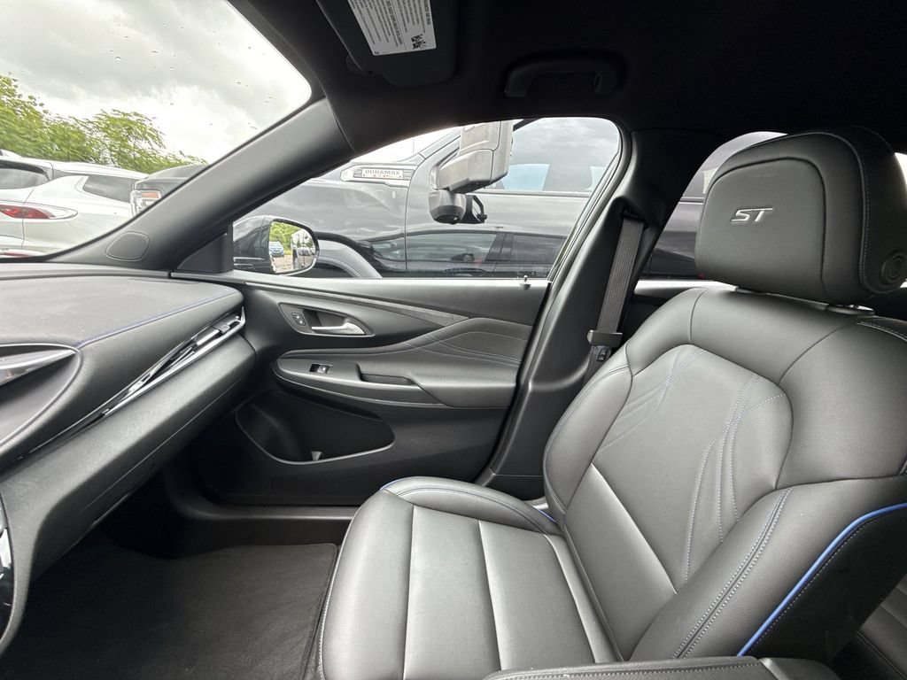 Certified 2025 Buick Envista Sport Touring FWD image 26