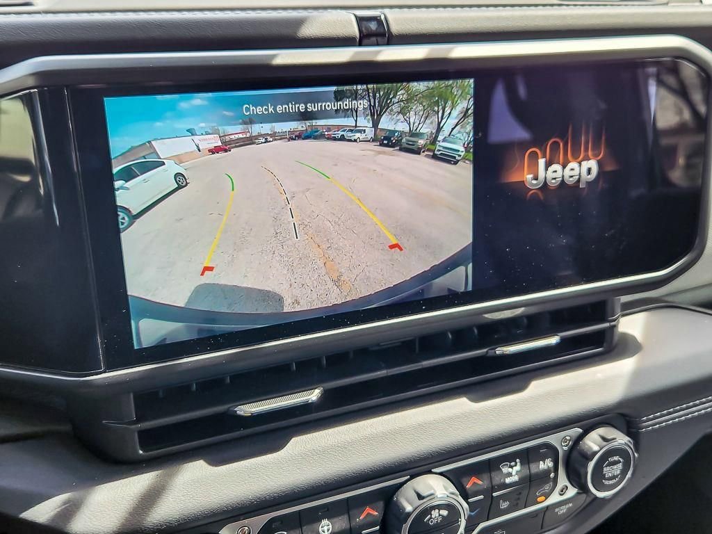 Used 2025 Jeep Wrangler Unlimited Sahara AWD/4WD image 15