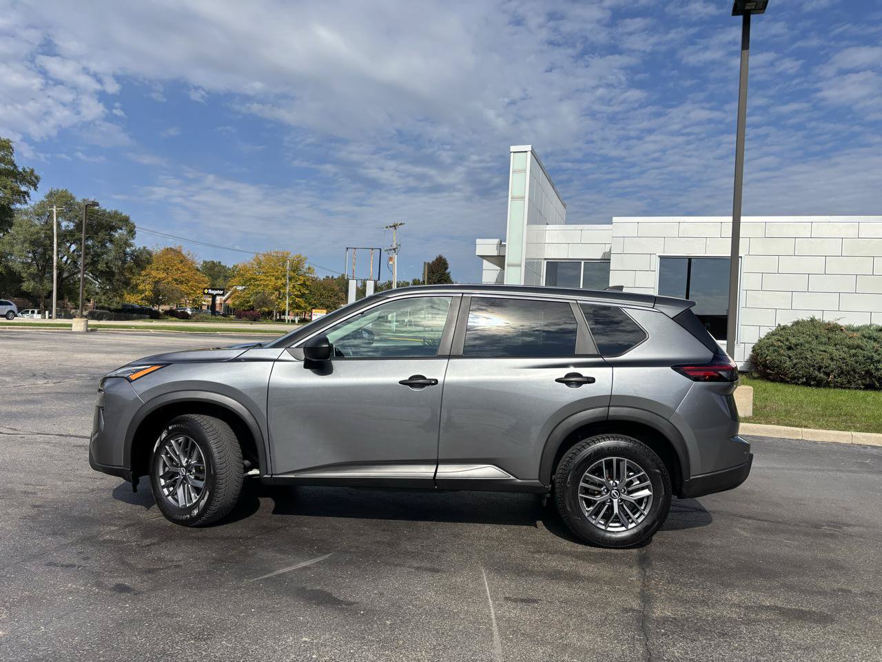 Used 2024 Nissan Rogue S AWD/4WD image 4